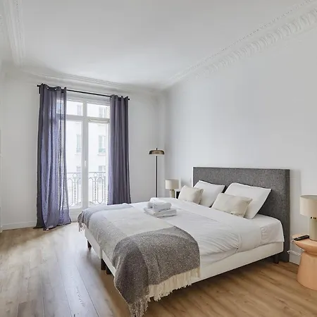 Apartment Center Of By Prestige Paris
